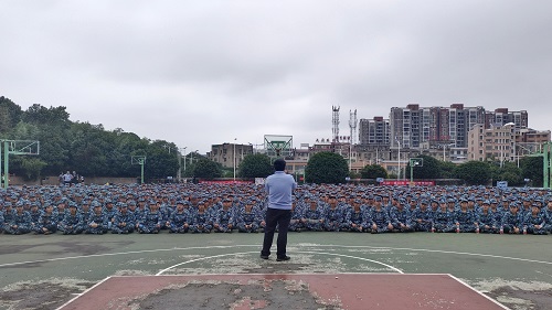 学生认真听民警宣讲.jpg